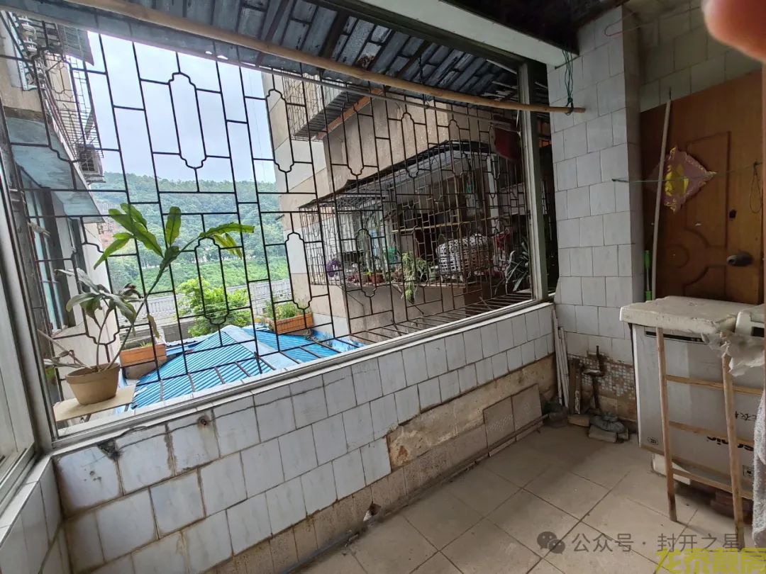 老城区中心市场附近  80方 3房  步梯2楼